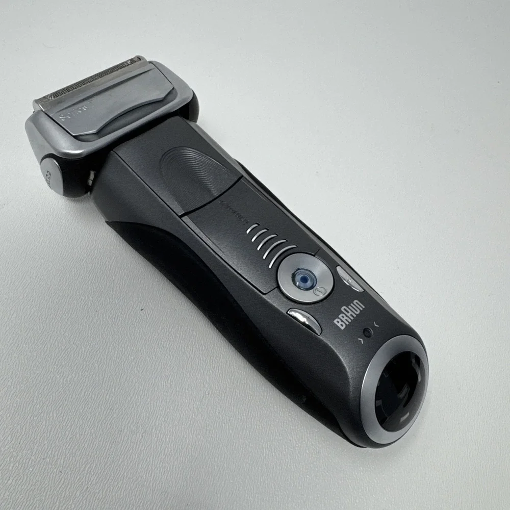 Braun Series 7 Electric Shaver Wet & Dry Type 5696 w/5675 Clean & Charge Station